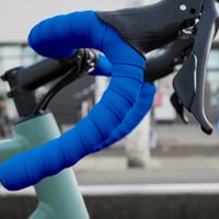 Omotávka na riadidlá bicykla BBB RaceRibbon BHT-01, protišmyková a tlmiaca vibrácie, vhodná na MTB aj cestné bicykle, vrátane lepiacej pásky a koncoviek riadidiel. 2
