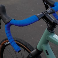 Omotávka na riadidlá bicykla BBB RaceRibbon BHT-01, protišmyková a tlmiaca vibrácie, vhodná na MTB aj cestné bicykle, vrátane lepiacej pásky a koncoviek riadidiel. 3