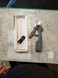 Akumulátorové záhradnícke nožnice Gardena AssistCut s priemerom strihu 25 mm, nabíjacím USB-C káblom, na strihanie konárov a kvetov, samostatné balenie 2