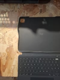 Klávesnicové puzdro Logitech Combo Touch pre iPad Pro 13" (M4/M5) — 1 tlačidlo vypadnuté a povrch je miestami poškodený (stav: pozri 2. obrázok) 4