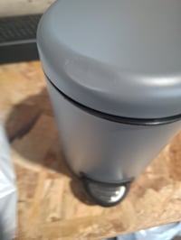 Coș de gunoi cosmetic cu pedală WENKO Léman, 3 litri, gri mat, cu găleată interioară detașabilă — capac lovit (stare: vezi a 2-a imagine) 3