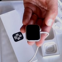 Apple Watch SE (2. generacija, 2023) GPS + Cellular 40 mm pametni sat, kućište od aluminija u boji starlight — Bez remena (stanje: vidi 2. sliku) 2