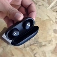 Bezdrôtové Bluetooth slúchadlá Beats Solo Buds, matná čierna, 18-hodinová výdrž batérie, Apple — Produkt je použitý (stav: pozri 2. obrázok) 2