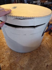 Set 2 Cutii Rotunde pentru Pălării BIGSO BOX OF SWEDEN RUT cu Capac, Bej, cu Curea din Piele, Aspect de In - Capac Deteriorat (stare: vezi a 2-a poză) 2