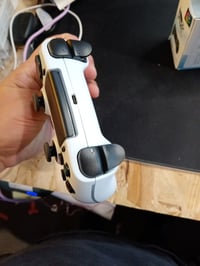 Controller Wireless JORREP pentru PS4/PS5 – Iluminare RGB, Vibrații Duble, Turbo, Senzor de Mișcare, Baterie 1500 mAh, Alb – 4