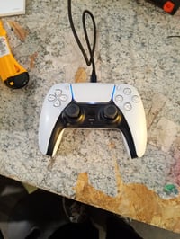 Bezdrôtový ovládač PlayStation DualSense pre PS5, biely — chybný, čiastočne funkčný: driftujúci joystick (stav: pozri 2. obrázok) 2