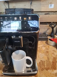 Espressor automat Philips Seria 5400 LatteGo, negru, 12 specialități de cafea, ecran tactil, sistem de spumare a laptelui, recondiționat 4