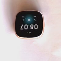 Fitbit Versa 4 pametni sat s malinasto crvenim silikonskim remenom i kućištem od ružičasto-zlatnog aluminija — Vidljivi tragovi korištenja i ogrebotine (stanje: vidi 2. sliku) 2