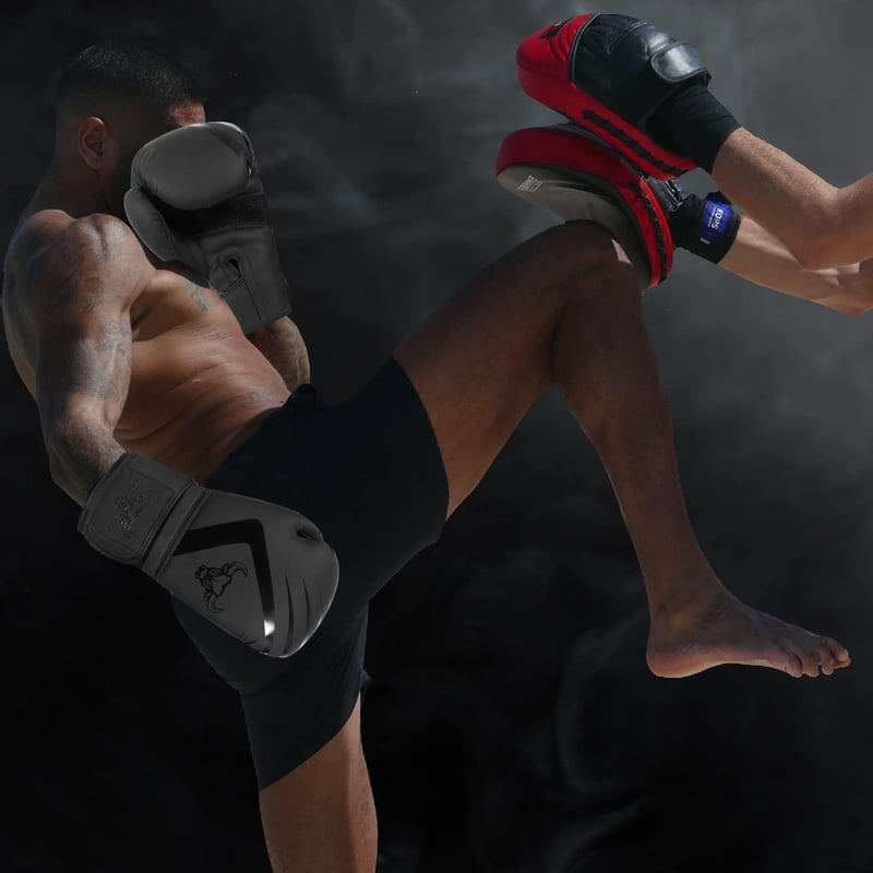 BEAST RAGE fekete bokszkesztyű Muay Thai kickbox MMA edzéshez és sparringhoz nehéz párnázással tépőzáras pár (1 pár)