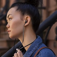 Beats Flex Bluetooth slúchadlá do uší – čip Apple W1, magnetické koncovky, 12 hodín prehrávania, bezdrôtové – čierna 2