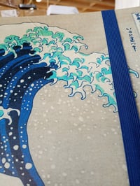Dosar cu șină A4 Grupo Erik Hokusai Marele Val – Mapă cu 4 inele și copertă cartonată, pentru școală — copertă ușor îndoită (stare: vezi a doua imagine) 3