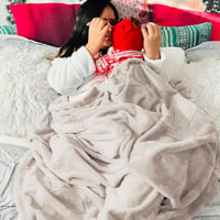 BEDSURE Bézs puha plüss polár takaró 130 x 150 cm, meleg kanapéra és gyerekeknek, nappali takaró 6