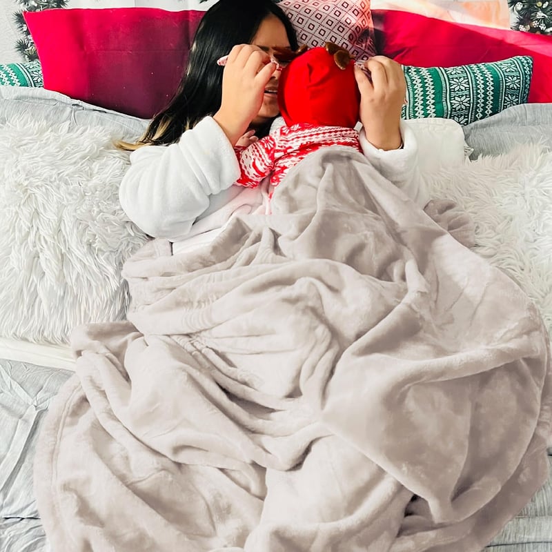 BEDSURE Bézs puha plüss polár takaró 130 x 150 cm, meleg kanapéra és gyerekeknek, nappali takaró