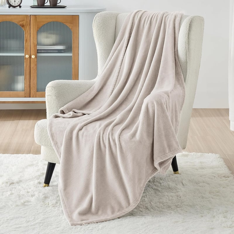 BEDSURE Bézs puha plüss polár takaró 130 x 150 cm, meleg kanapéra és gyerekeknek, nappali takaró