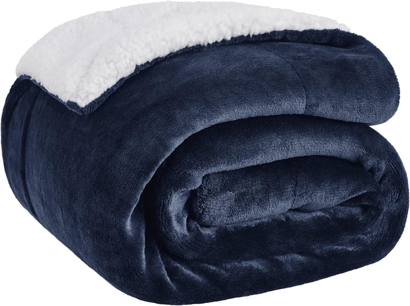 Bedsure Sherpa Kétoldalas Takaró, Extra Puha Flanel Pléd Kanapéra és Ágyra - 150 x 200 cm, Navy Blue