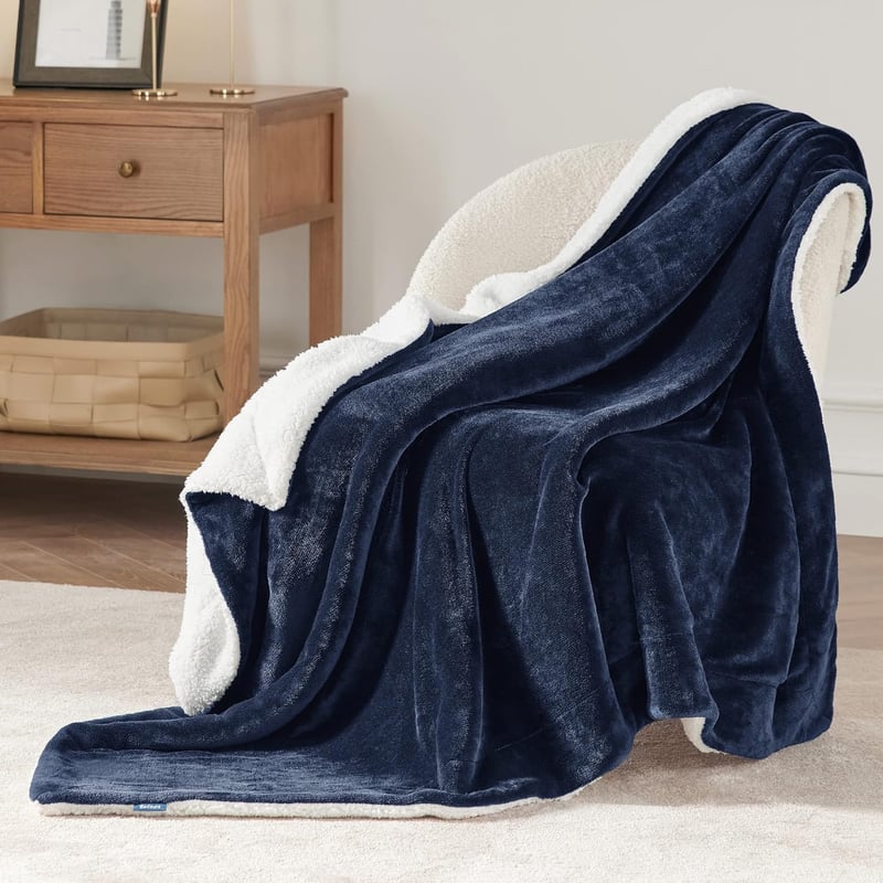 Bedsure Sherpa Kétoldalas Takaró, Extra Puha Flanel Pléd Kanapéra és Ágyra - 150 x 200 cm, Navy Blue