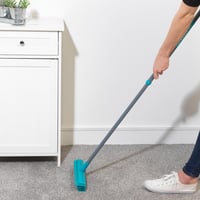 Beldray 2v1 gumová a silikónová metla s 120 cm násadou, nastaviteľná rukoväť, na koberce a tvrdé podlahy, odstraňovač chlpov, na vnútorné aj vonkajšie použitie 3