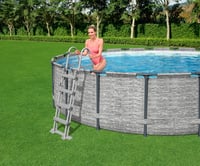Bezpečnostný bazénový rebrík Bestway 2x4 stupne, výška 122 cm, nosnosť 150 kg, sivý 2