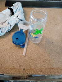 Sticlă pentru copii SIGG Miracle Dinosaur cu pai — defectă, funcționează parțial: butonul de deschidere este rupt, suprafață zgâriată (stare: vezi a 2-a imagine) 2