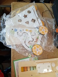 Detské drevené chodítko Weilim Montessori na kolieskach — poškodené, na súčiastky: poškodený predný panel, chýbajúce časti (stav: viď 2. obrázok) 5