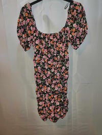 Női miniruha( fekete alapon rózsa mintás) Mellbőség: 37 cm, Teljes hossza: 84 cm, Ujjhossz: 22 cm 1