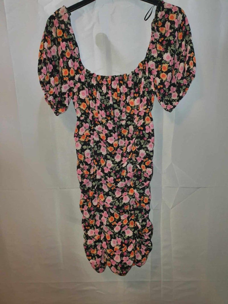 Női miniruha( fekete alapon rózsa mintás) Mellbőség: 37 cm, Teljes hossza: 84 cm, Ujjhossz: 22 cm