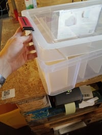 Sundis Glass Store 27L Átlátszó Műanyag Pohártároló Doboz Csatos Fedéllel 24 — megtört tárolódobozfedél-sarok (állapot: lásd a 2. képet) 2