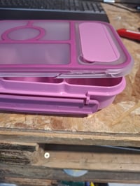 Amathley Bento Box uzsonnás doboz gyerekeknek 1300 ml, 5 rekeszes, szószos tartállyal, lila — törött egy helyen (állapot: lásd a 2. képet) 7