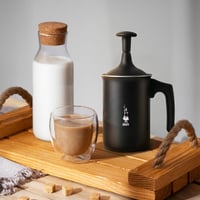 Manuálny napeňovač mlieka Bialetti Tutto Crema 160 ml, nepriľnavý hliník s dvojitým sitkom pre krémovú mliečnu penu, čierny 8