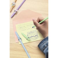 Pix cu bilă BIC Cristal Pastel cu vârf mediu (1,00 mm) cu cerneală albastră - set de 5 bucăți cu corpuri colorate și modele variate, ambalaj din carton 9