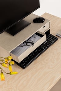 BIGSO BOX OF SWEDEN TED Suport monitor – Bej, Înălțător de ecran cu sertare integrate și orificiu pentru cabluri – Suport de birou din fibră de celuloză pentru hârtie 5