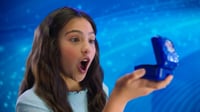 Digitálna interaktívna hračka Bitzee Disney a Pixar s 30 virtuálnymi postavičkami, reaguje na pohyb a dotyk, od 5 rokov 2