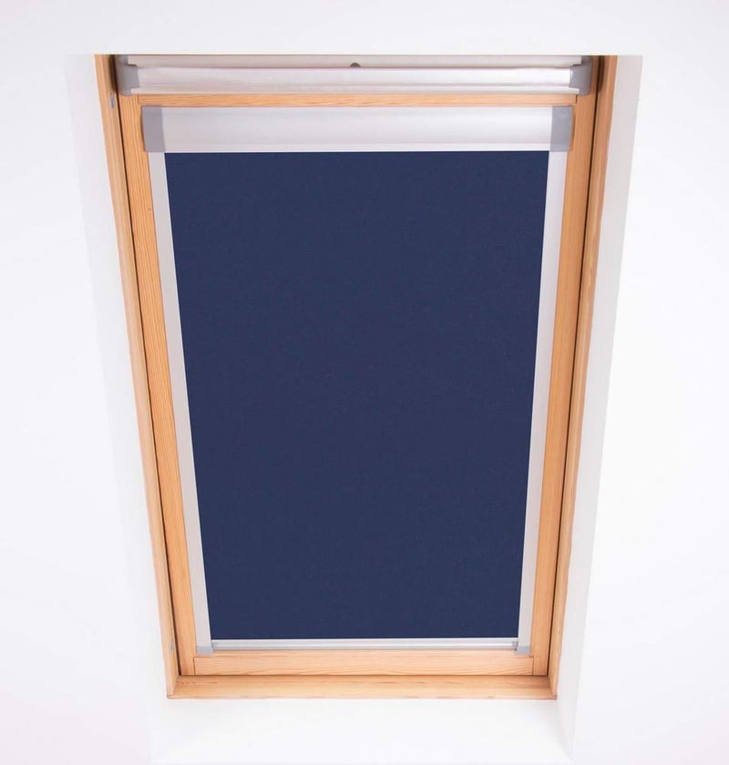 Zatemňovacia roleta na strešné okno Bloc Blinds M04 pre okná Velux – Námornícka modrá, 603 mm x 730 mm