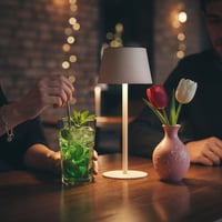BOLD Umbo solárna stolná lampa na vonkajšie a záhradné použitie, piesková farba, dotykový stmievač, nabíjanie cez USB a solárny panel, 3000K teplá biela 4