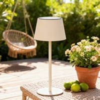 BOLD Umbo solárna stolná lampa na vonkajšie a záhradné použitie, piesková farba, dotykový stmievač, nabíjanie cez USB a solárny panel, 3000K teplá biela 3