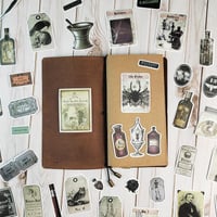 Set 106 autocolante pentru poțiuni magice bomichi – Etichete autoadezive „Apotecar Întunecat” pentru sticle de vin și scrapbooking – Decorațiuni de Halloween, accesorii Wicca, pentru jurnal și proiecte DIY 3