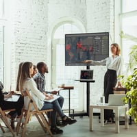 BONTEC Dönthető TV Állvány Kerekekkel 23-60" LED/LCD/OLED Képernyőkhöz, Magasságállítható Mobil TV Tartó Médiatálcával, 25kg Teherbírás 7
