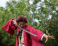 BootyBay Demon Slayer Yoriichi Tsugikuni Katana Kard 105 cm - Anime Cosplay Bambusz Fakard Övvel és Állvánnyal - Dekoratív Szamuráj Kard Rep 5