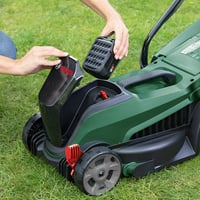Mașină de tuns iarba cu acumulator Bosch CityMower 18V-32-300, lățime de tăiere 32 cm, pentru suprafețe de până la 300 m², unealtă de grădină fără fir 5