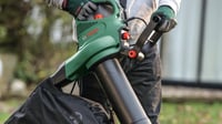 Elektrický záhradný vysávač, fúkač a drvič lístia Bosch UniversalGardenTidy 2300, 2300 W, zberný vak 45 litrov, variabilná rýchlosť 3