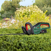 Foarfecă de grădină cu acumulator Bosch UniversalHedgeCut 18V-50 – Motor fără perii, lungime lamă 50 cm, acumulator 2,5 Ah, sistem 18V 8