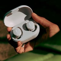 Bezdrôtové slúchadlá Bose QuietComfort True Wireless s aktívnym potlačením hluku, 8,5-hodinovou výdržou batérie, dymovo biela – používané 10