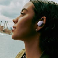 Bezdrôtové slúchadlá Bose QuietComfort s aktívnym potlačením hluku, Bluetooth, určené na šport, výdrž batérie 8,5 hodiny, IPX4, hlboké basy, studená fialová 3