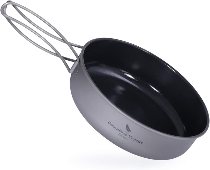 Boundless Voyage Titánium Összecsukható Serpenyő - Tapadásmentes Kempingfőző Edény Túrázáshoz, Kiránduláshoz - 15cm Átmérőjű Gázfőzővel Komp