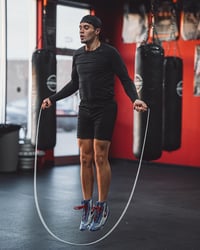 BOXROPE Boxerské švihadlo – nekrútiace sa, o 15 % ťažšie PVC lano, nastaviteľné, s protišmykovou páskou na rukoväti, sivé, prémiová kvalita 4
