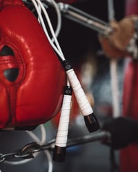 BOXROPE Boxerské švihadlo – nekrútiace sa, o 15 % ťažšie PVC lano, nastaviteľné, s protišmykovou páskou na rukoväti, sivé, prémiová kvalita 2