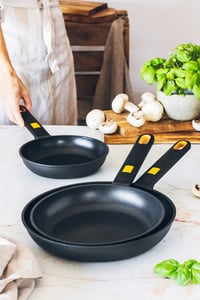Sada 3 trojvrstvových panvíc s nepriľnavým povrchom BRA Daily Pro, liaty hliník, 20, 24, 28 cm, bez PFOA, na všetky typy sporákov vrátane indukcie, čierna 8