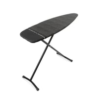 Žehliaca doska Brabantia D 135x45 cm Denim Black, extra široká pracovná plocha, žiaruvzdorná zóna pre parný generátor, skladacia, vhodná na žehlenie v sede, Fairtrade 2
