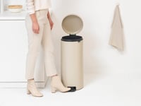 Pedálový odpadkový kôš Brabantia NewIcon 30 litrov, Soft Beige — Na boku výrobku je preliačina spôsobená prepravou (stav: pozri 2. obrázok) 6