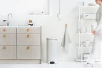 Pedálový odpadkový kôš Brabantia newIcon s vnútornou kovovou nádobou, 30 litrov - biely 7